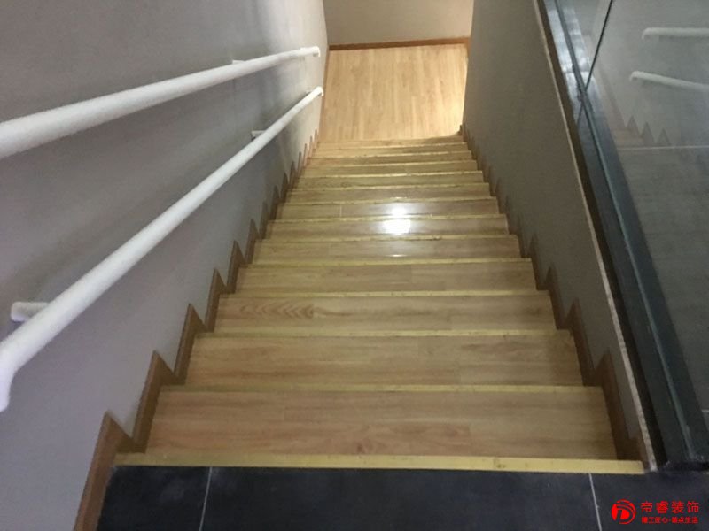 茶铺楼梯装修